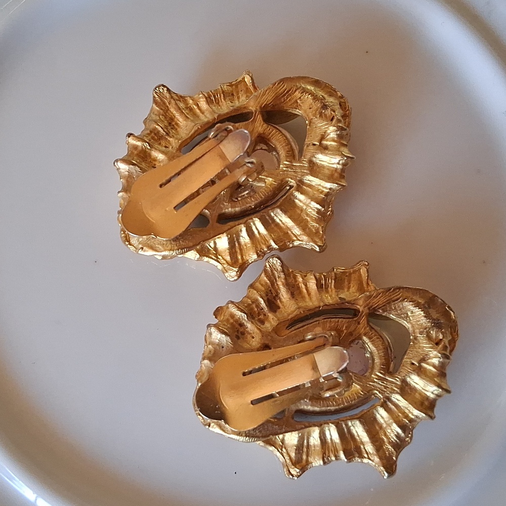 Vintage Clip-on Gold-Tone Earrings with Emerald Green - Picture 2 of 13